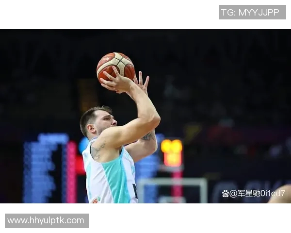 东契奇精彩抢断瞬间助力球队逆转局势展现超强防守能力